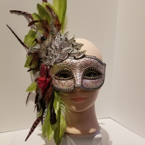 920 Unique Mardi Gras mask - Picture 2 of 2
